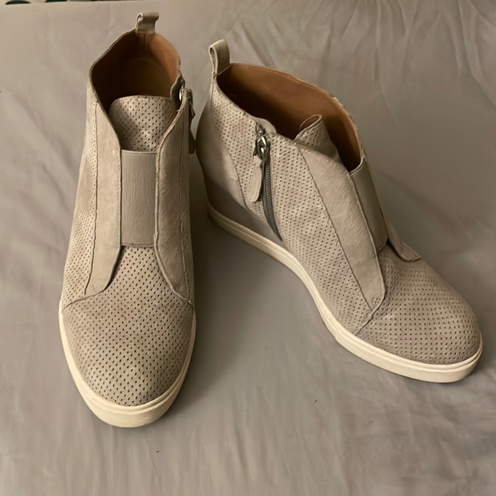 PAOLO: Light gray wedge sneakers size 7.5M